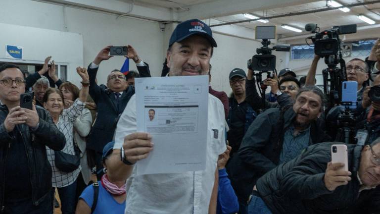 El alcalde de Quito, Pabel Muñoz, inscribiendo su candidatura en una delegación del CNE, la tarde de este jueves.