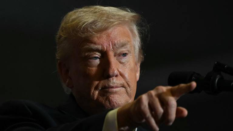 El presidente de Estados Unidos, Donald Trump, señala mientras habla durante un mitin político en Rocky Mount, Carolina del Norte, el 19 de diciembre de 2025.