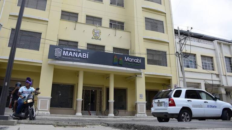 Hallan falencias en pagos millonarios de obras de la Prefectura de Manabí: responsabilizan a funcionarios y contratistas
