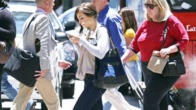Un estudio advierte los riesgos de caminar distraídamente