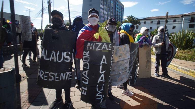 Policía dispersa con gases lacrimógenos a cientos de indígenas en Quito