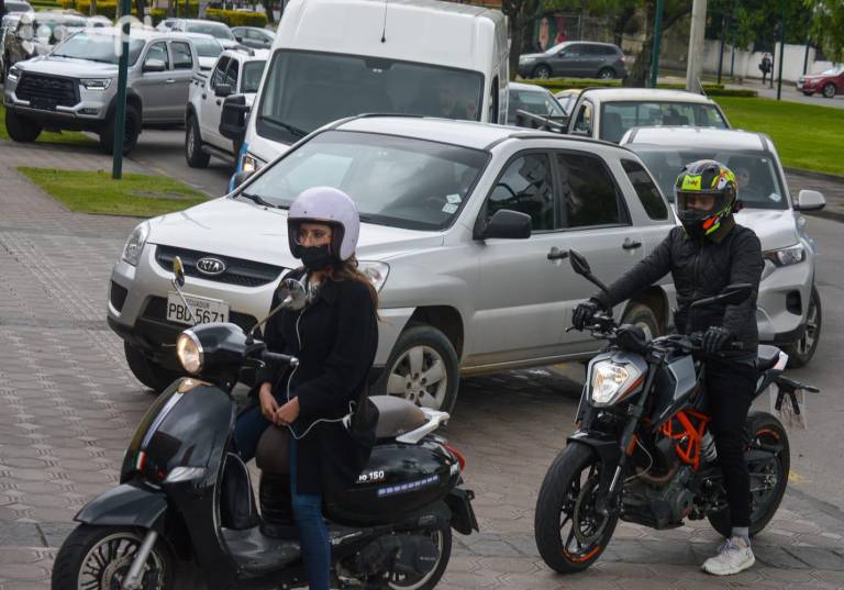 $!En las gasolineras de Cuenca se registran largas filas por el desabastecimiento de combustibles debido al cierre de vías.