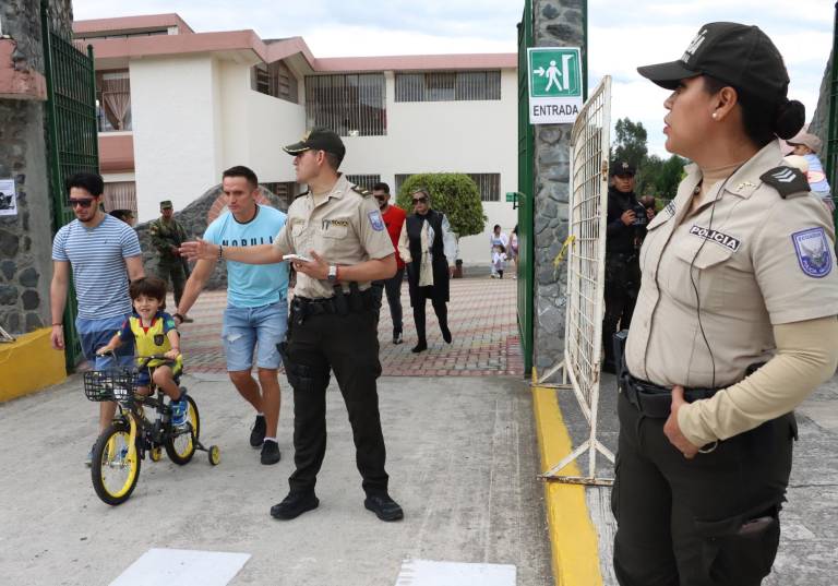 $!Policías vigilando a las afueras de un recinto electoral.