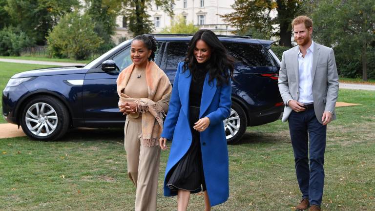 Meghan, Duquesa de Sussex (C) arriba con su mamá, Doria Ragland y el Príncipe Harry, Duque de Sussex a un evento realizado en Kensington Palace en Londres el 20 de septiembre del 2018.