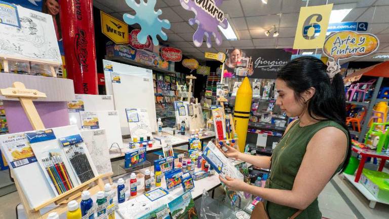 Persona revisando útiles escolares