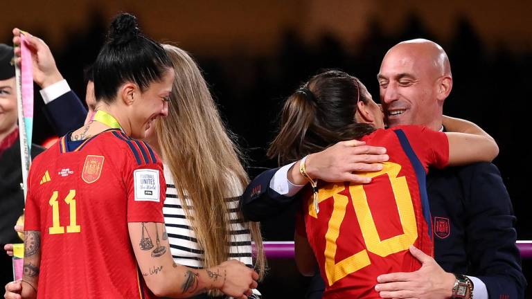 Polémica de Luis Rubiales: Aumenta la presión sobre el directivo español por beso que le dio a Jenni Hermoso tras victoria en el Mundial