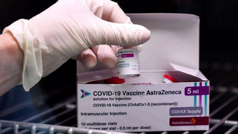 No se halla relación entre vacuna de AstraZeneca y presunto efecto secundario grave