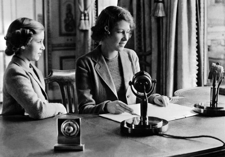 $!La princesa Isabel (futura reina Isabel II) y su hermana, la princesa Margarita, enviando un mensaje durante el programa de niños de la BBC en octubre de 1940.