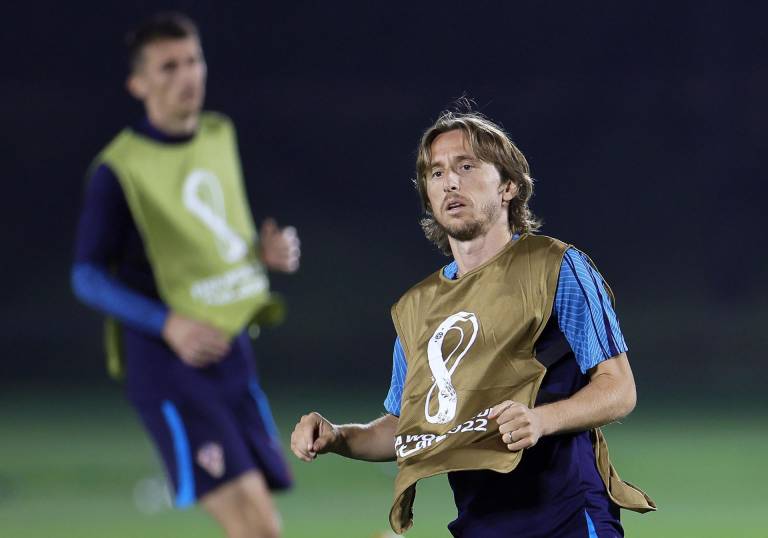 $!El mdiocampista de Croacia Luka Modric participa en un entrenamiento de su conjunto nacional en Doha, Catar.