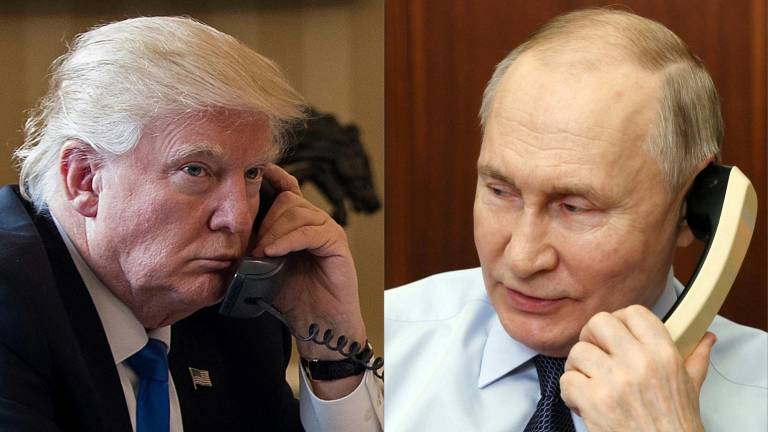 Esta combinación de imágenes creada el 19 de mayo de 2025 muestra al presidente Donald Trump (izq.) hablando por teléfono el 28 de enero de 2017 en Washington, y al presidente de Rusia, Vladimir Putin (der.) hablando por teléfono en Moscú el 27 de diciembre de 2023.