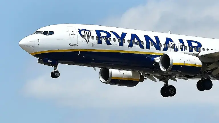 Pánico en un vuelo de Ryanair: un pasajero estuvo a punto de ser succionado por la ventana del avión