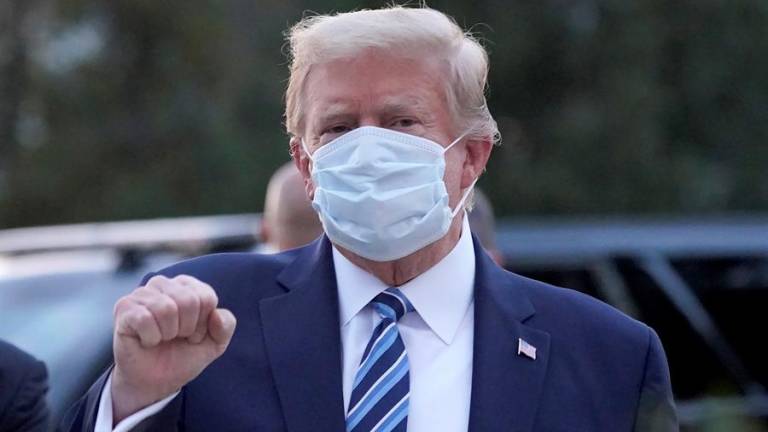 Trump deja el hospital pese a advertencia de médicos