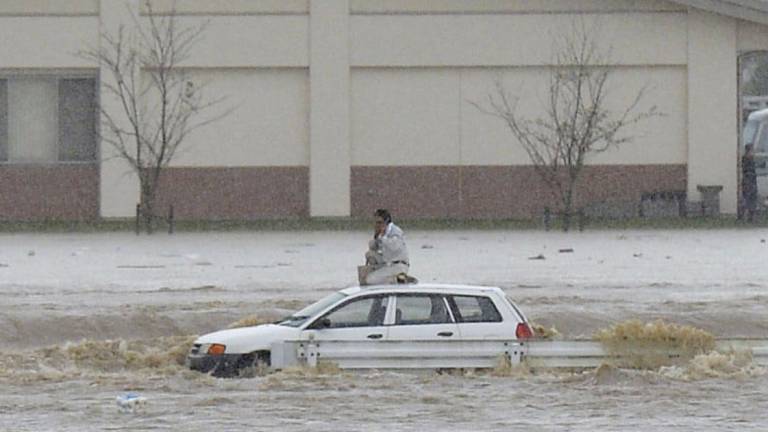 El tifón Etau deja lluvias récord y graves inundaciones en Japón