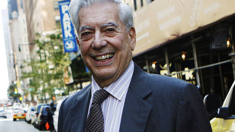Dramaturgo y actor, Vargas Llosa estrena una obra inédita en Madrid