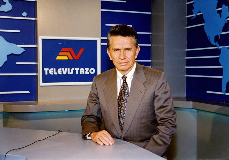$!Exhibiendo leves canas, Don Alfonso seguía ocupando la pantalla de millones de ecuatorianos que no dudaban de su credibilidad frente a cámaras.
