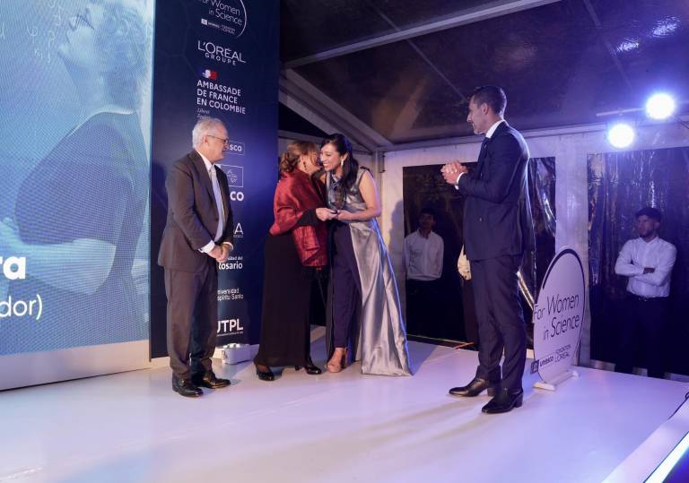 $!Fotografía de Ana Cecilia Villa Parra recibiendo el premio 'Mujeres en la Ciencia' de L'Oréal–Unesco 2025, en Bogotá-Colombia.
