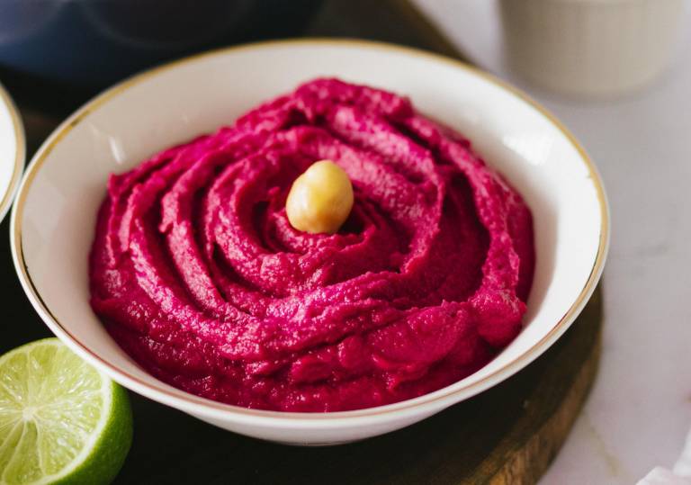 $!El hummus es el perfecto pasaboca para brindar a tus invitados con unas chips.