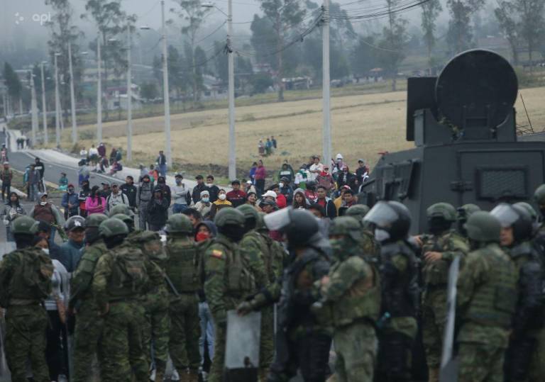 $!Fotografía que muestra un choque entre militares y manifestantes, en la localidad de Zuleta, en Imbabura, este lunes.