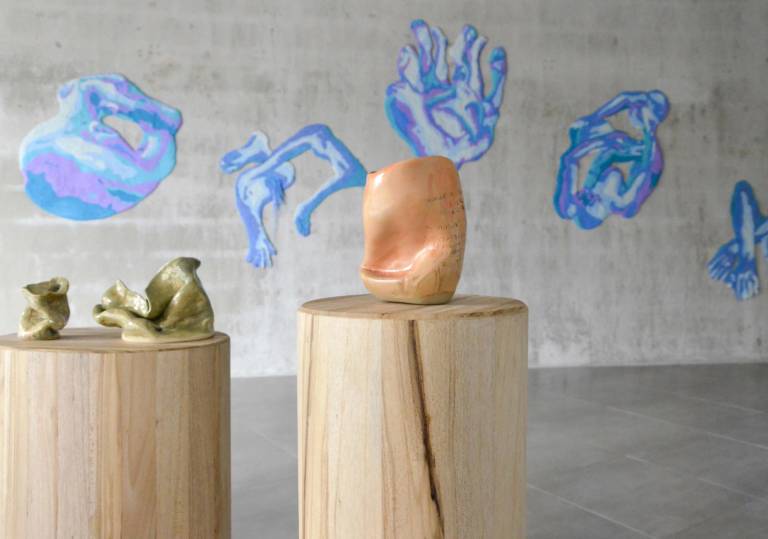 $!El artista David Jarrín en sus obras inyecta hilos e imagina desde lo textil a figuras que se contornean. Esta exposición busca potenciar un impulso por vivir, ahora en cuerpos blandos.