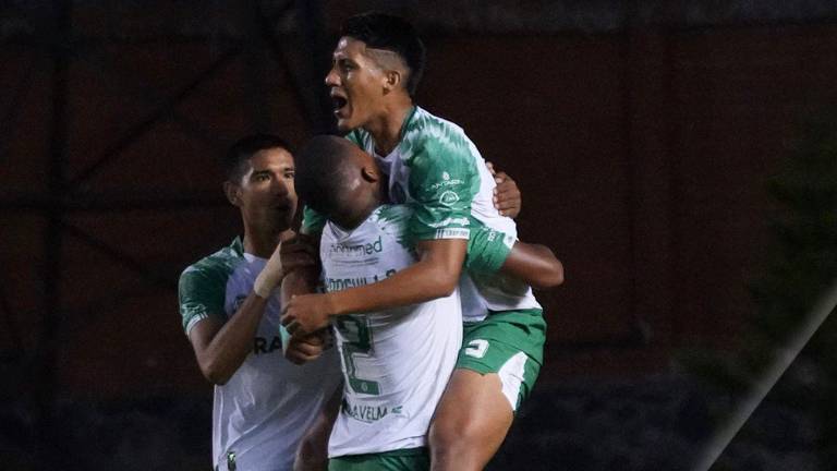 Jugadores de Liga de Portoviejo celebrando el gol anotado a Independiente Azogues.