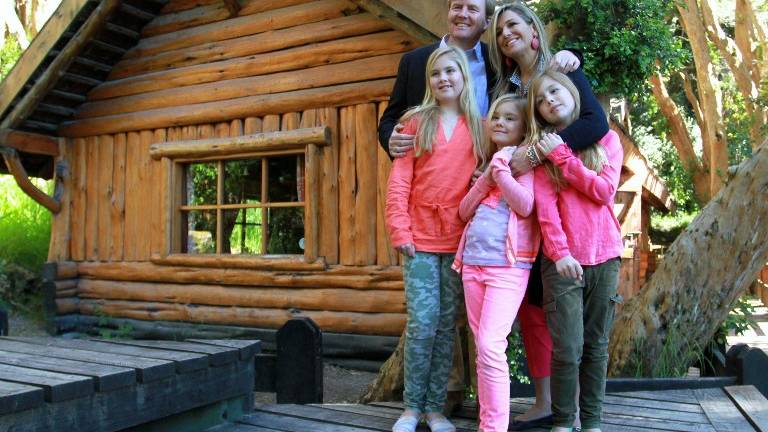 Reyes de Holanda pasean con sus tres hijas por Argentina