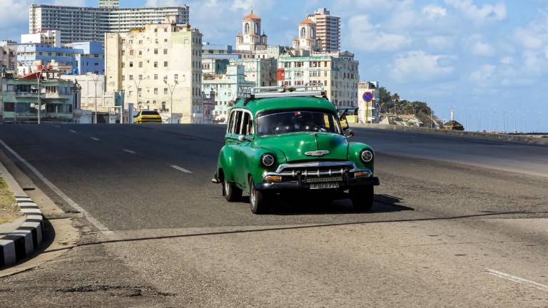 Cuba advierte a las aerolíneas que en 24 horas se queda sin combustible para los aviones