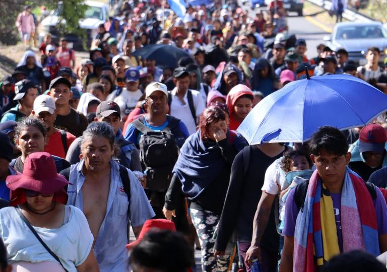 $!Migrantes que integran el 'Viacrusis migrante' caminan en caravana este miércoles, en el municipio de Villa Comatitlán en el estado Chiapas (México).
