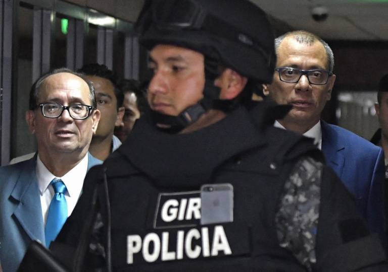 $!El vicepresidente Jorge Glas (D) es escoltado de regreso a una sala de tribunal junto a Franco Loor, en octubre del 2017.