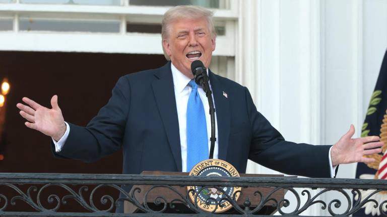 El presidente Donald Trump habla con los invitados desde el Pórtico Sur de la Casa Blanca durante un evento en el Jardín Sur el 4 de junio de 2025 en Washington, DC.