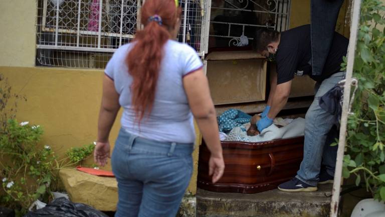 Dolor en Guayaquil se duplica por la imposibilidad de enterrar a los muertos
