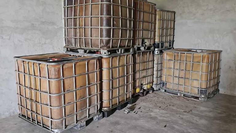 En Zapotillo se incautaron productos derivados de petróleo almacenados en diferentes recipientes. En el lugar tenian generador de electricidad.