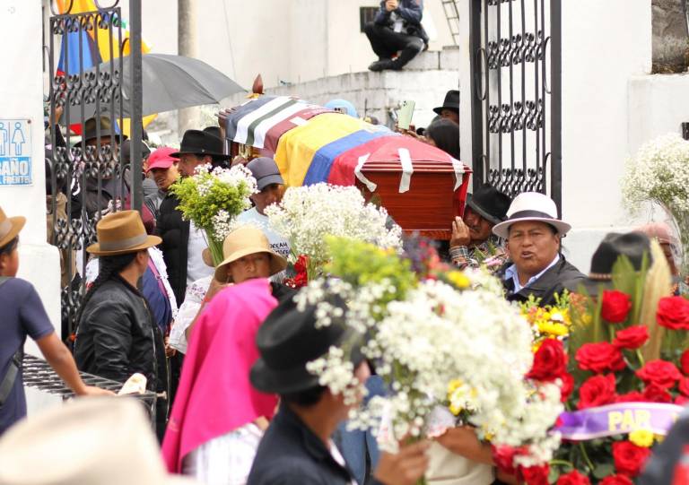 $!Allegados de Efraín Fuerez cargan su ataúd.