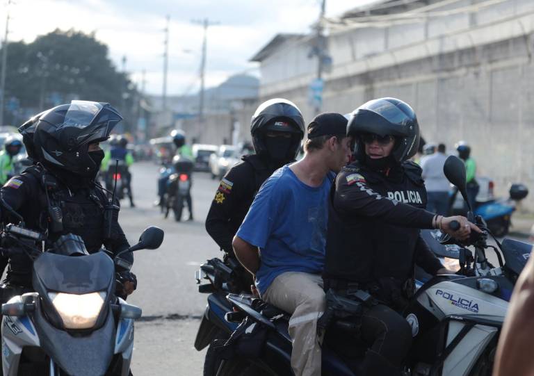 $!Fotografía de un operativo realizado en conjunto entre la Policia Nacional y la ATM en Pascuales, una de las zonas más conflictivas de Guayaquil, el 8 de febrero.