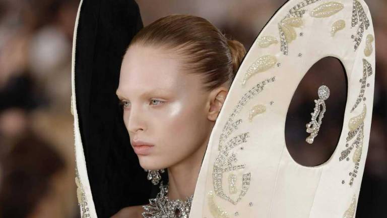 Schiaparelli dio un paso al surrealismo en el desfile de alta costura en París