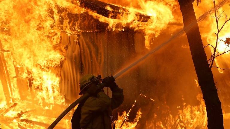 Infierno en el "Paraíso": un incendio en California deja cinco muertos