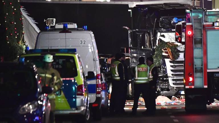 Choque de camión en mercado de Berlín causa nueve muertos