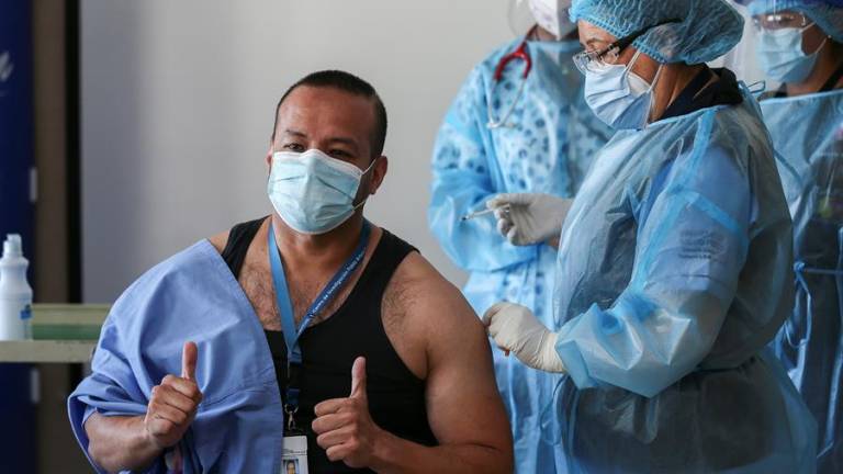 &quot;Hoy es un día de esperanza&quot;, dice uno de los primeros vacunados en Ecuador contra la COVID-19