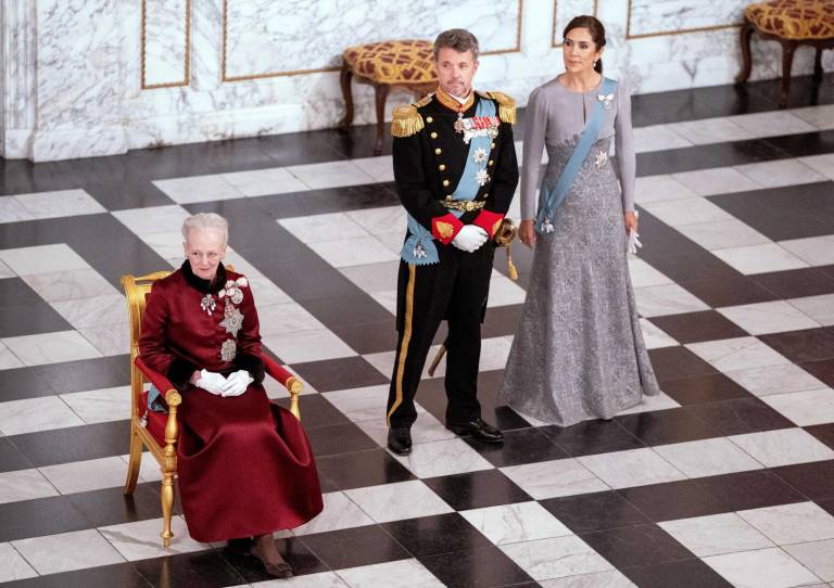$!Esta fotografía tomada el 3 de enero de 2023 muestra a la reina Margarita II de Dinamarca (izq.) mientras asiste a un evento de cura para la diplomacia de Año Nuevo con su hijo, el príncipe heredero Frederik (c.) y su esposa, la princesa heredera María (der.), en el Palacio de Christiansborg. en Copenhague.
