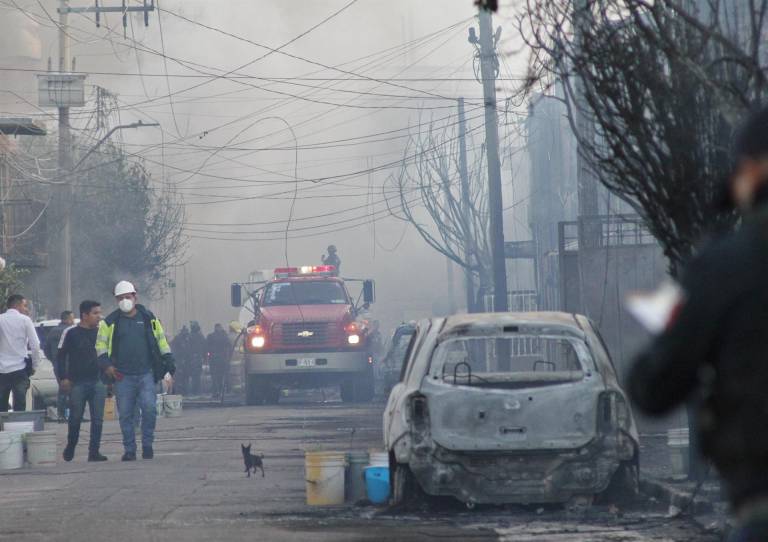 $!300 familias sin hogar a causa de explosión de camión cisterna en México