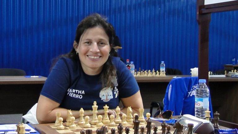 Ajedrecista ecuatoriana Martha Fierro logra victoria en el ‘Queen’s Chess Festival’