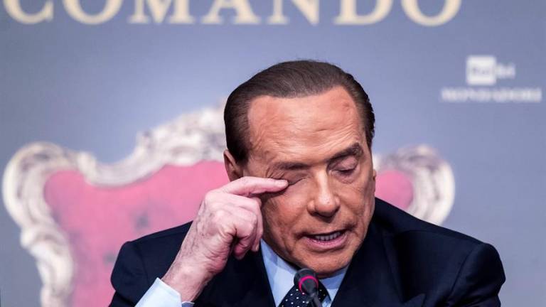 Exprimer ministro italiano Silvio Berlusconi, ingresado con coronavirus, se encuentra en fase delicada