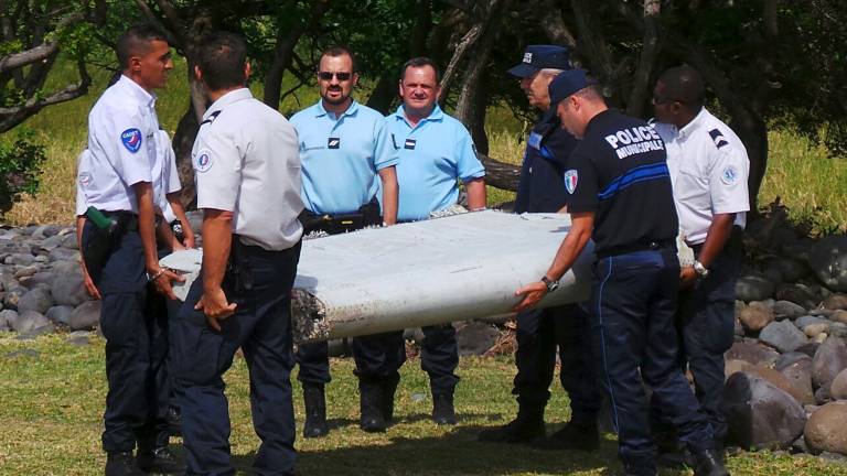 Confusión tras hallazgo de falsos restos del MH370