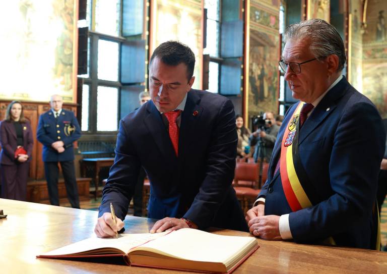 $!Noboa firma el libro dorado de visitas de Bélgica.
