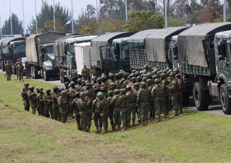 $!Convoy humanitario de 1.000 efectivos militares y policiales, organizado por el Bloque de Seguridad, se desplaza desde el aeropuerto de Tababela hacia Imbabura. API