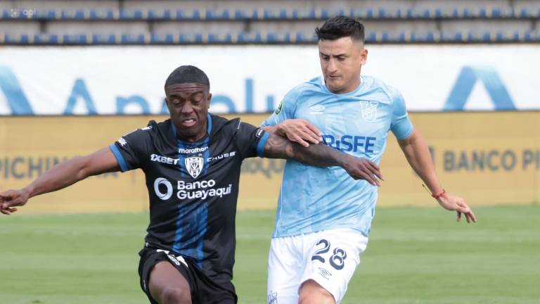 Jhegson Méndez disputando el balón con Mauro Diaz