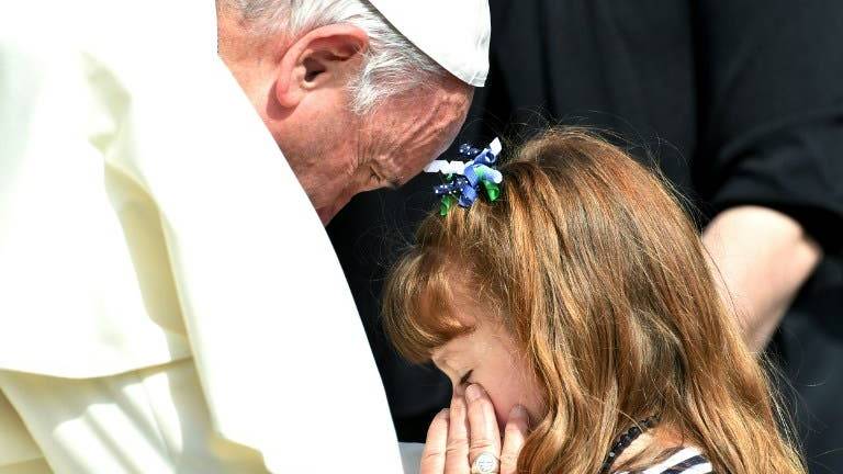 Papa cumple el deseo de una niña que perderá la vista y el oído