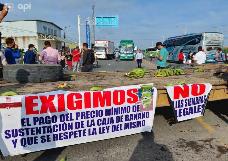 $!Bananeros bloquean vías en Guayas para hacer pedidos al Gobierno