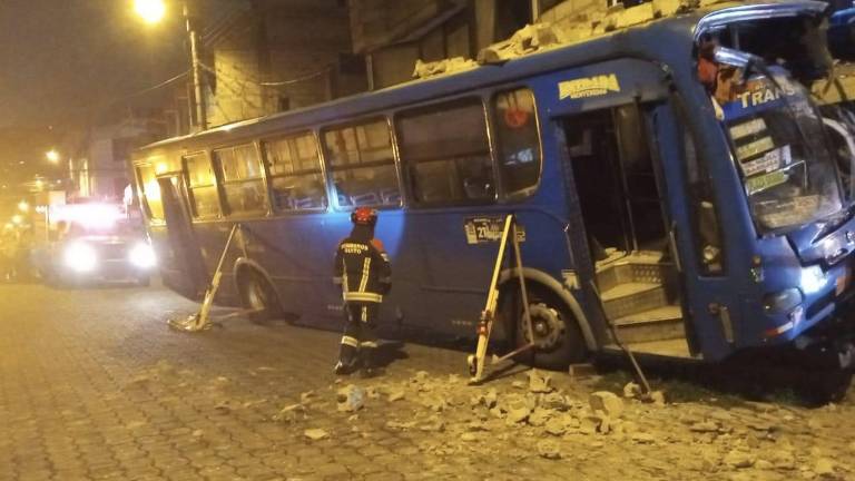 Conductor de bus en estado de embriaguez chocó contra una vivienda en el sur de Quito
