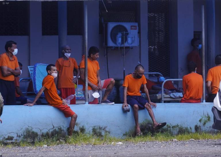 $!Personas Privadas de la Libertad, enfermos con tuberculosis, apostados en cama mientras otros buscan ser atendidos.
