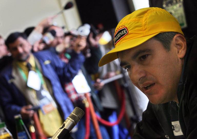 $!Osma da una conferencia de prensa en Alemania, el 7 de junio de 2006, como asistente del entrenador de Ecuador.